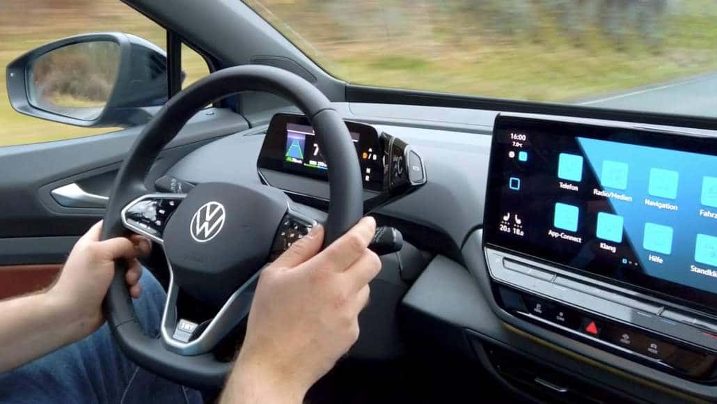 VW ID.4 mit Head Up Display und Travel Assist Neulich an der Ladesäule