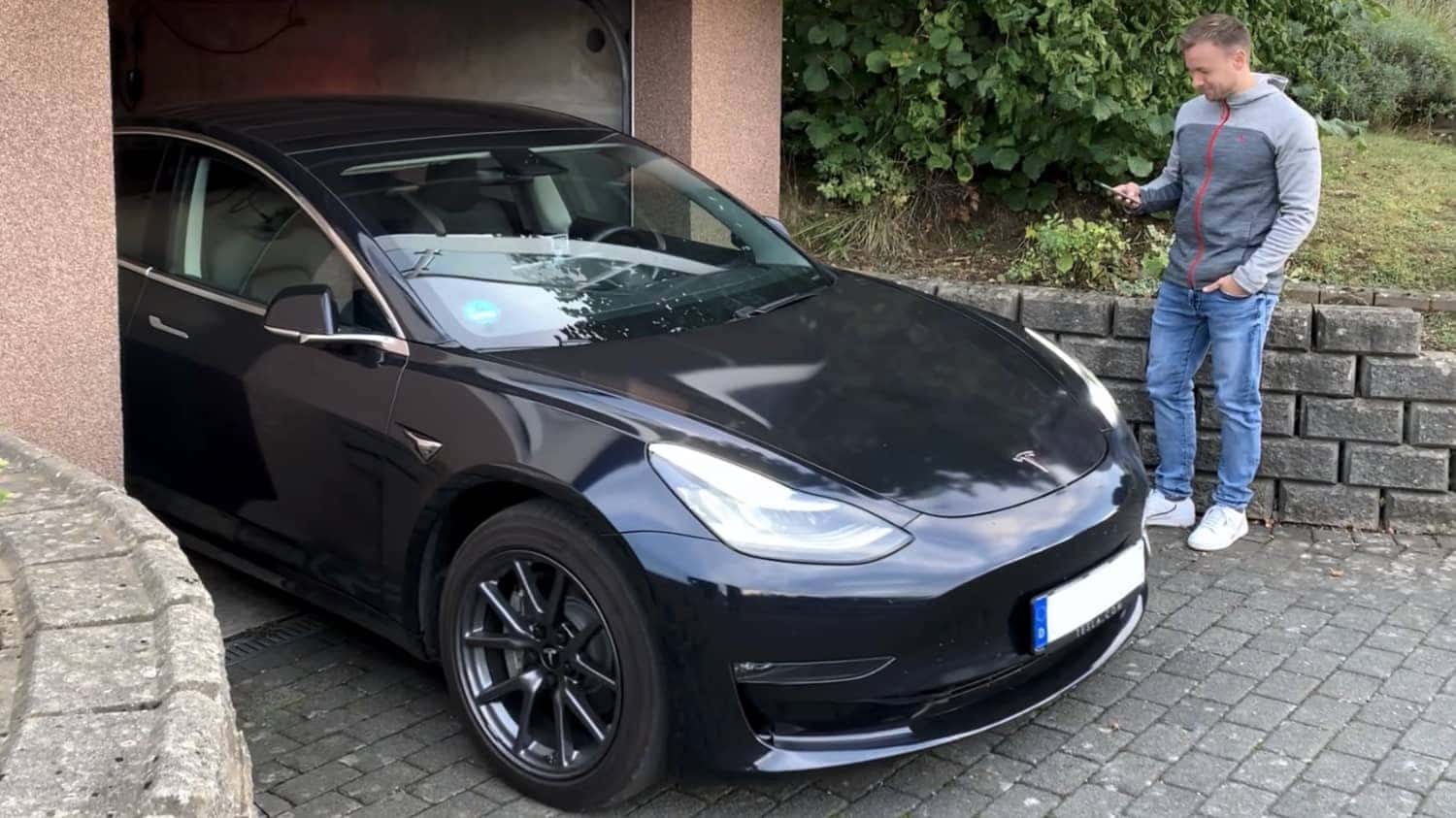 Tesla fernsteuern mit dem Handy